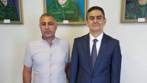 GqV4S64WcAESqrI.jpg