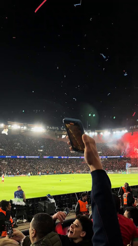 yPb sxU327p Mitw.jpg