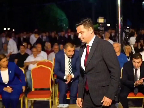 mtE L 4FELB6c40n.jpg