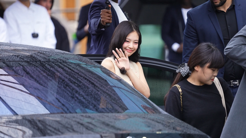 Blackpink.&.The.K Pop.Takeover.2024.1080p.AMZN.WEB DL.DD+2.0.H.264 playWEB.0:37:20.png