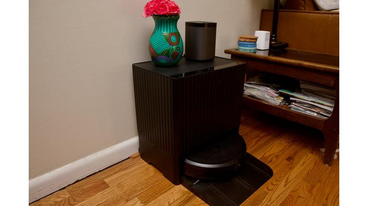 None The Combo has a redesigned dock that’s very large — to accommodate two water tanks and a dust bag — but it doubles as a table.