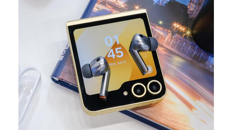 None A hands-on product photo of Samsung’s Galaxy Buds 3 / Galaxy Buds 3 Pro.