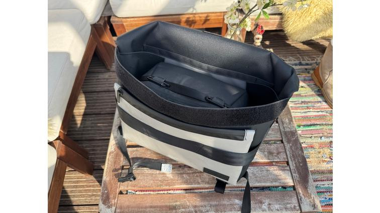 <em>The Peak Design “smedium” camera cube fits perfectly with room to spare.</em>” title=”None” onclick=”openModal(this)”></div><div class=
