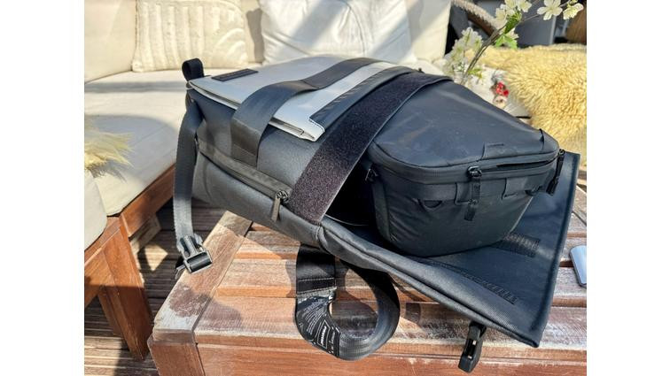<em>You’ll want to use packing cubes and bags to avoid things getting lost in that large central pocket.</em>” title=”None” onclick=”openModal(this)”></div><div class=