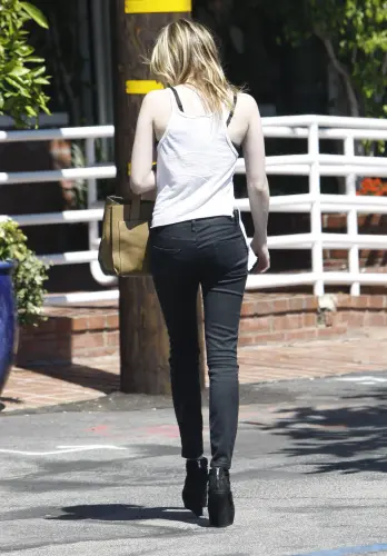 at fred segal in west hollywood 31 03 2011 v0 3txwamvk4yfe1c7ad22dfcc8893f5.webp