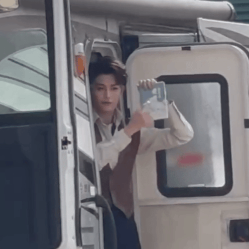 1rfm38suj2p1zaaekw8r9xjxv.gif