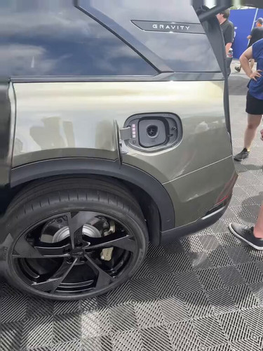 B9cN9BfxS gvd00J.jpg