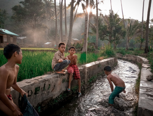 Anak anak mandi di sungai.jpg