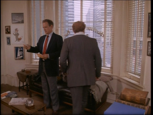 cap Crazy.Like.A.Fox.S01E01.Pilot.WEB DL.AAC2.0.H.264 BTN 00 00 05 01.jpg