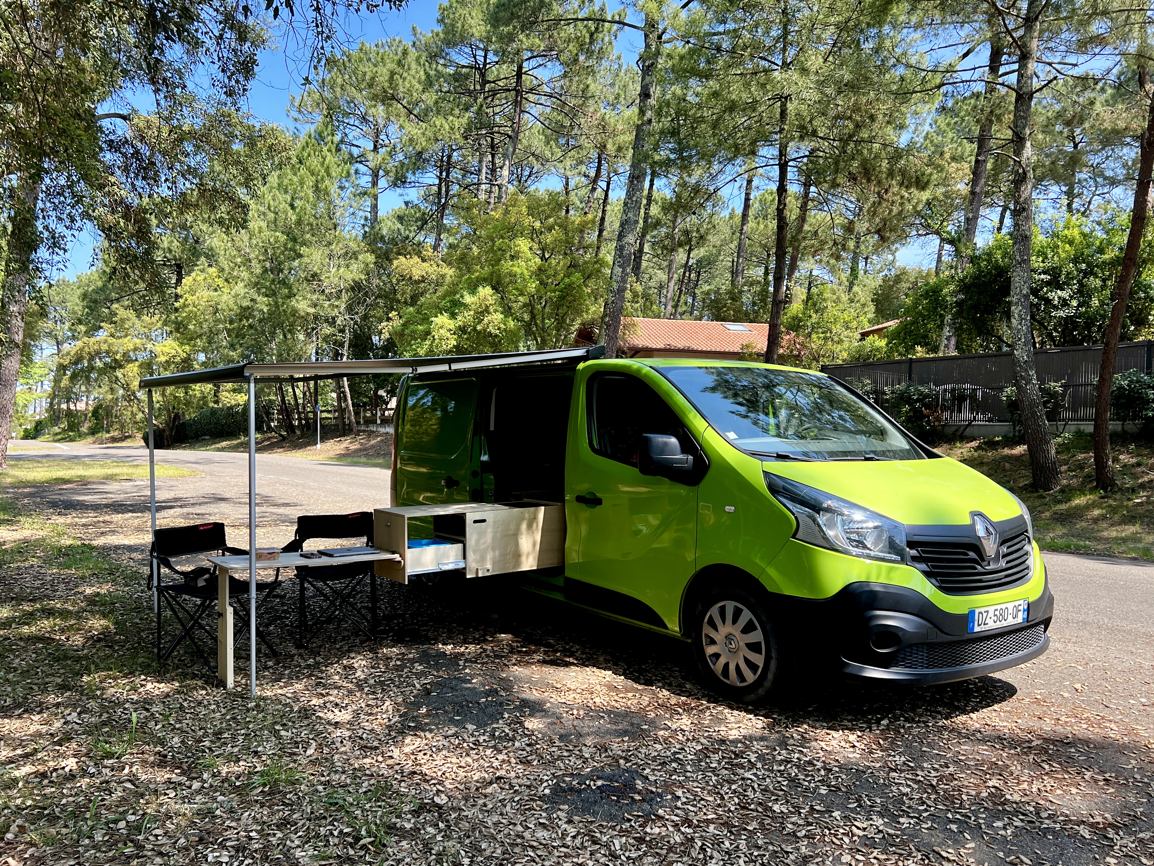 Van VanZon Explorer dans le paysage basque