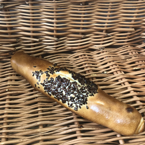 precel wytrawny z salami i mozzarellą.jpg
