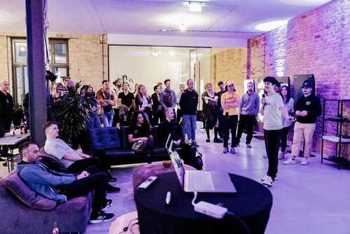 GmK1fBwWAAEv5iE.jpg