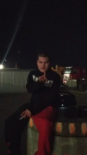 CZaVhHrFvan08Lei.jpg