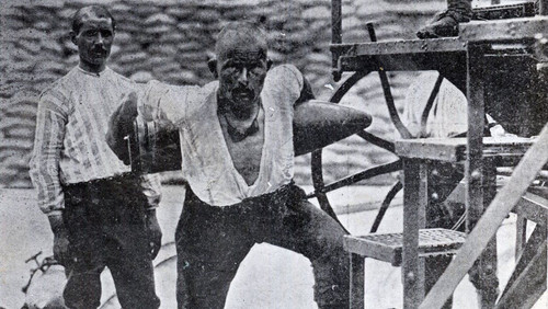 GmTYqh8bUAABVas.jpg