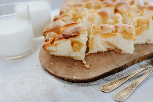 kaboompics delicious sponge cake with fruit with milk 2387.jpg