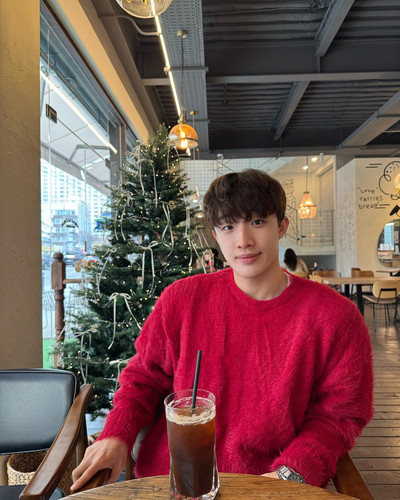 Photo shared by 김지욱 on January 02, 2025 tagging @repas.bakers. Có thể là hình ảnh về 1 người và.jpg