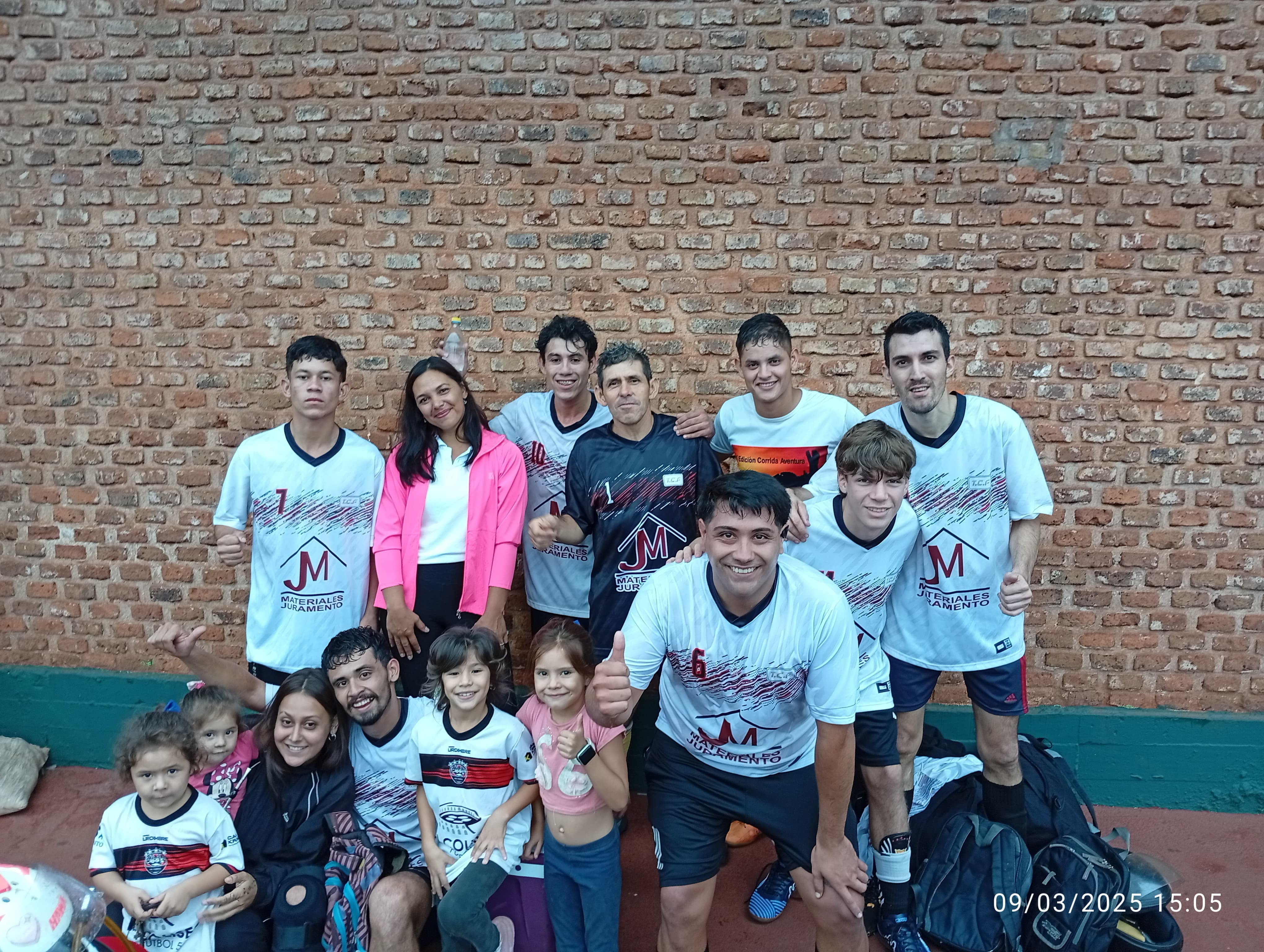 ¡HISTÓRICO! «Los Pumas» de la Liga Apostoleña de Futsal rompen barreras con la primera Directora Técnica en el futsal masculino