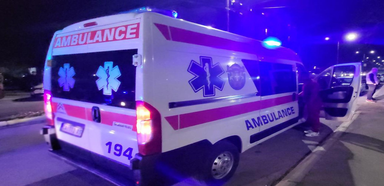 U KAFANSKOJ TUČI IZBODEN MUŠKARAC (51) Prvo izbila svađa, pa nastao opšti metež: Povređeni uboden u grudi i stomak!