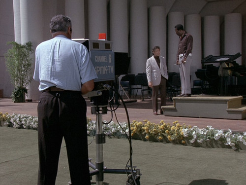 Columbo.S02E01.Etude.in.Black.1080p.BluRay.CZ EN.AC3.x265.HEVC My.mkv snapshot 00.05.59 [2025.03.11 .jpg