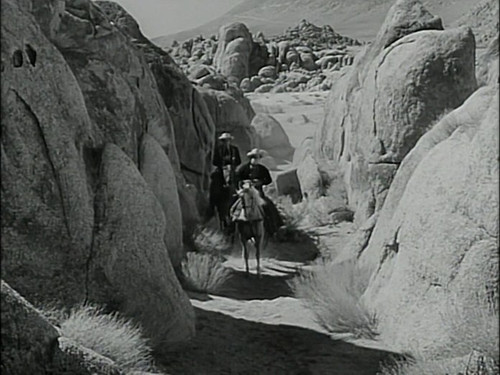 cap Gun.Smugglers.1948.480p.TCM.WEBRip.AAC2.0.x264 GQ 00 22 26 03.jpg