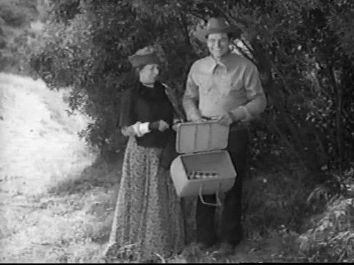 cap Six Gun Gold (Western 1941) 00 08 07 01.jpg