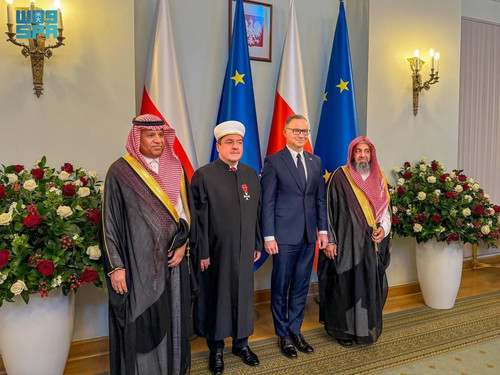GraZ1OGbAAMzA55.jpg