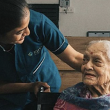 Important Advice for Walking with Elderly Parents: Prioritize Comfort and Safety.png