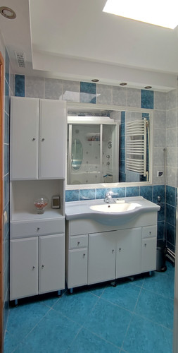 bathroomdown2.jpg
