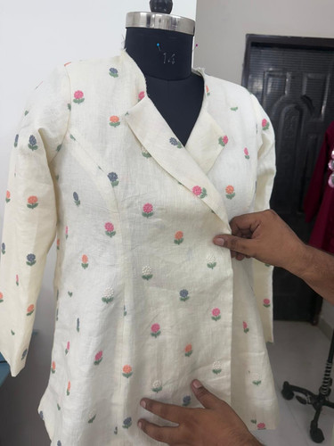Label Essentia dummy Presents.jpg