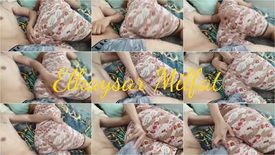 عيل خول هايج دخل ع أخته المطلقة الأوضة نام جنبها ولعب في كسها هاجت مسكت زبه وفركتهوله وهي عاملة نفسها نايمة