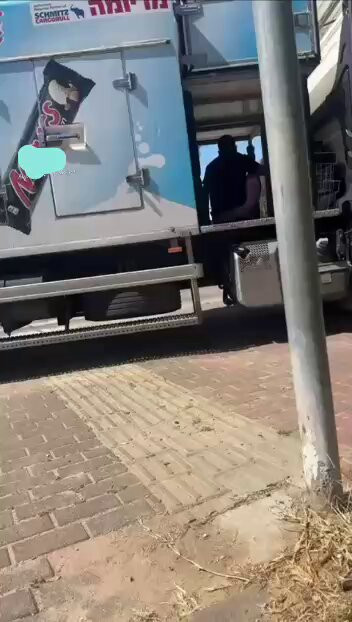 KzwSviL73HNeDCrj.jpg