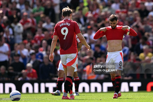 Manchester United's Portuguese midfielder #08 Bruno Fernandes (R) reacts to going behind during the .jpg
