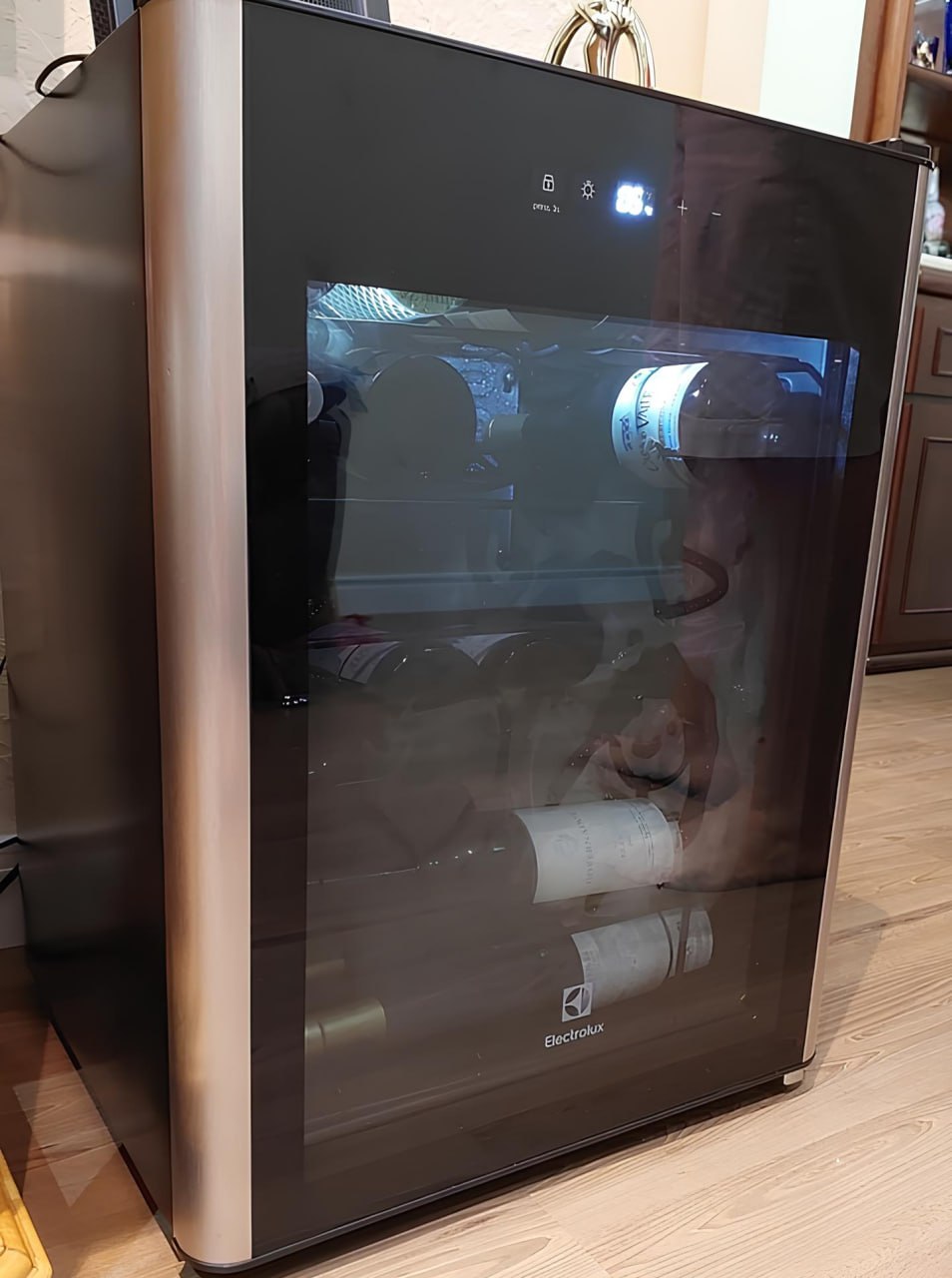 Adega de Vinho Electrolux 24 Garrafas Uma Porta com Painel Digital WSF24