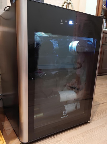 Adega de Vinho Electrolux 24 Garrafas Uma Porta com Painel Digital WSF24.jpg