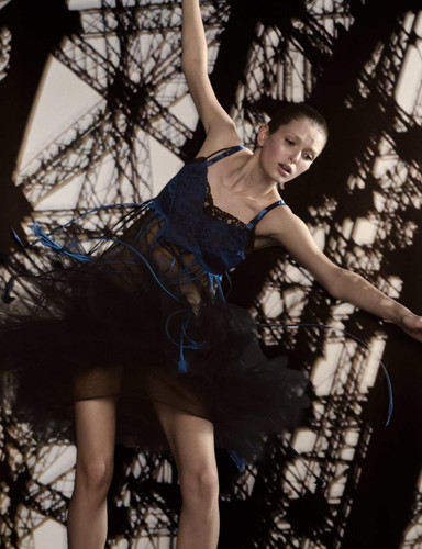 Stella Hanan by Oliver Hadlee Pearch Bazaar France May 2025 7.jpg