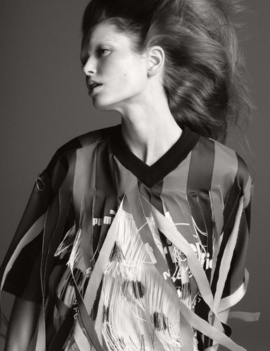 Stella Hanan by Oliver Hadlee Pearch Bazaar France May 2025 2.jpg