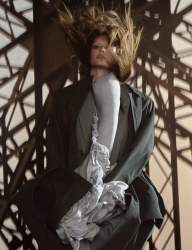 Stella Hanan by Oliver Hadlee Pearch Bazaar France May 2025 9.jpg