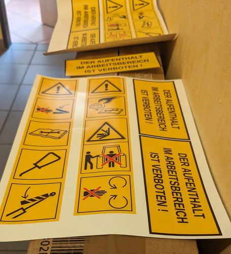 Aufkleber mit Warnhinweisen.jpg