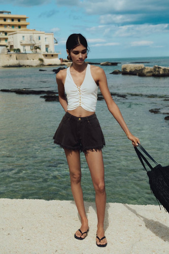 HM Beach Vacation 2025 Lookbook08.jpg