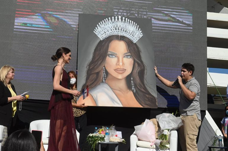Emotivo recibimiento a Nadia Ferreira, la Virreina del Miss Universo 2021 76swMl