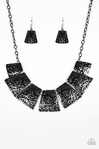 18 here comes the huntress black 1 1.jpg