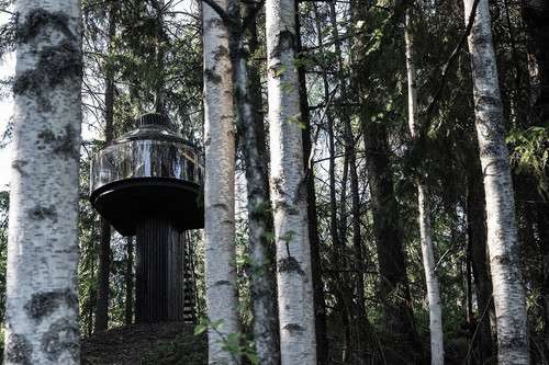In 2021, Polestar built the KOJA treehouse to provide sustainable travel experiences. Kristian Talvitie, a Finnish designer, created it.