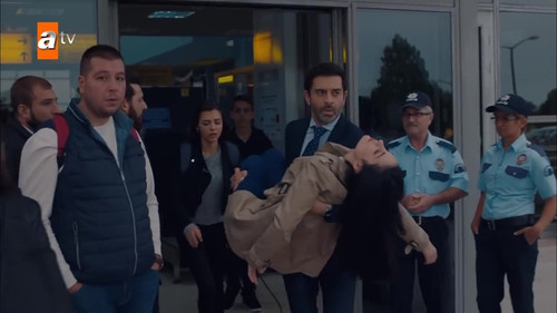 Aglama Anne Ep 3 Ozlem Yilmaz faint 2.jpg