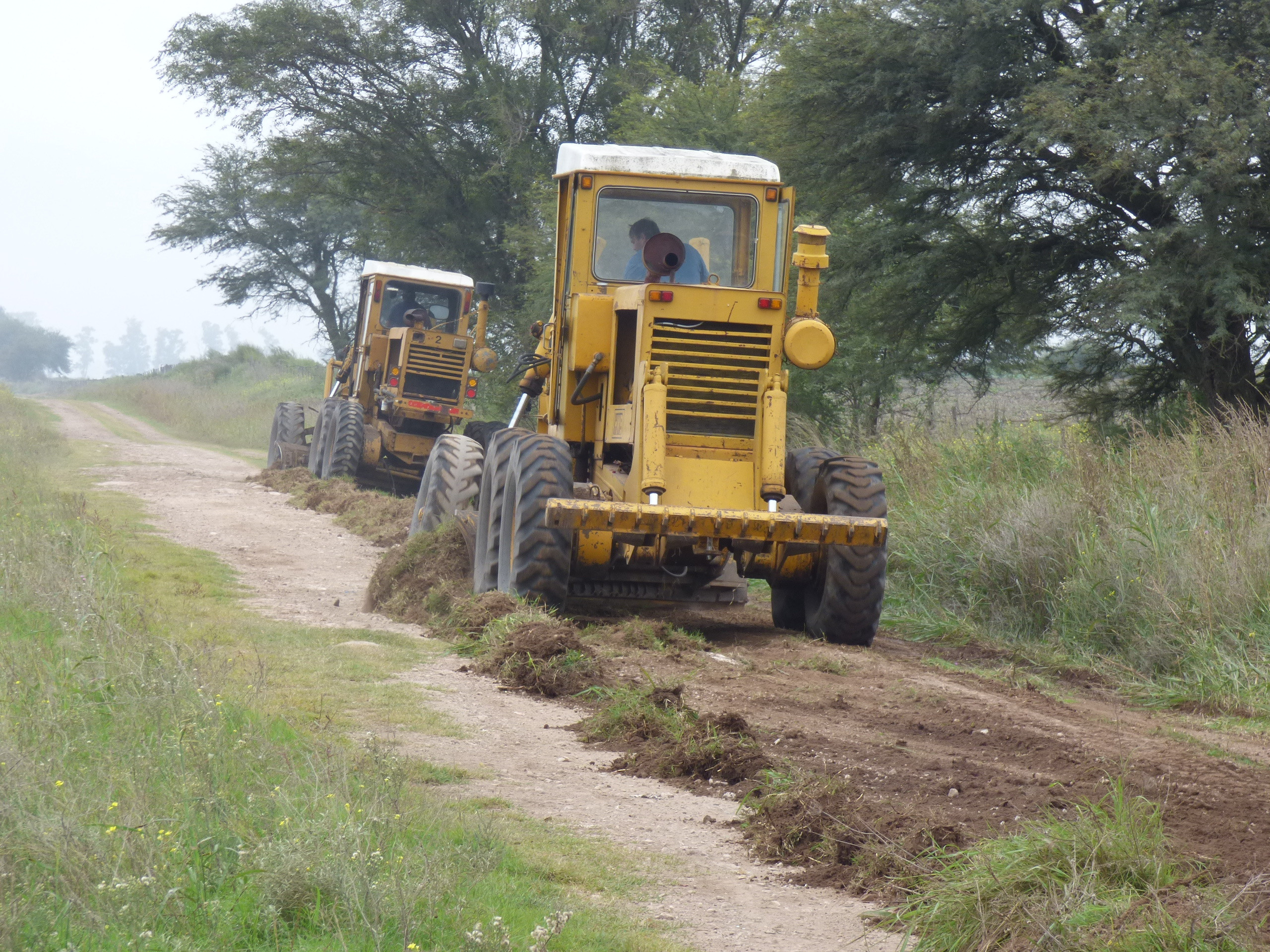 Metileo repara más de 200 kilómetros de caminos vecinales