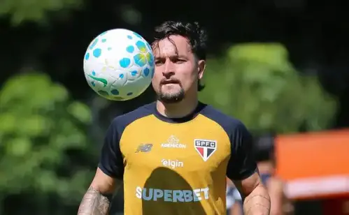 Artur fala sobre sua versatilidade no São Paulo e ressalta entusiasmo para jogar