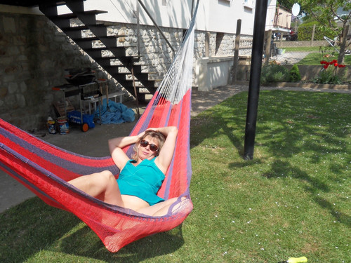 Lisa bronze dans le hamac à la vue des voisins 08.jpg