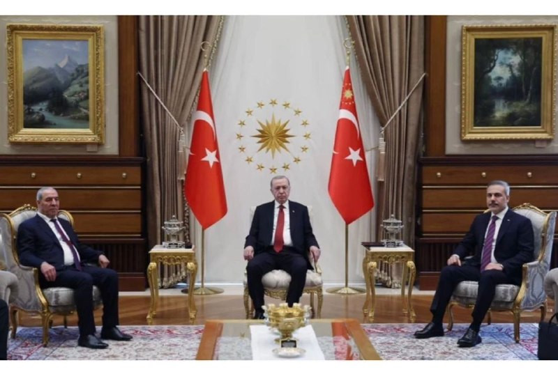 نائب الرئيس حسين الشيخ على رأس وفد فلسطيني يصل إلى تركيا ويلتقي أردوغان، وجرى خلال اللقاء بحث آخر المستجدات في المنطقة، وسبل تعزيز التعاون والتنسيق ال...