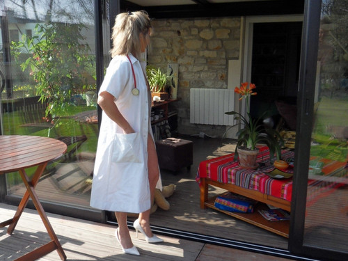 Lisa est une vraie infirmière toujours nue sous sa blouse 02.jpg