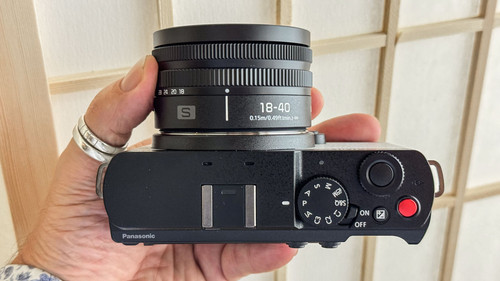Panasonic Lumix S9: Full-frame nhỏ gọn như P&S, giá hời khó tin!