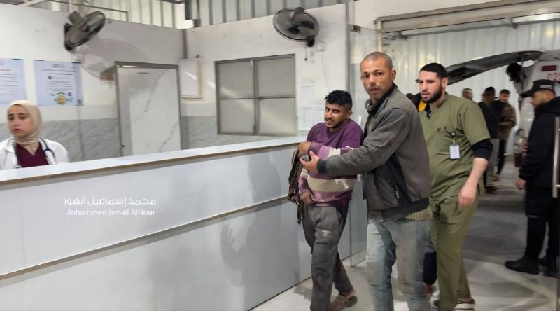 3 جرحى جرّاء إطلاق مُسيّرة الرصاص تجاه مركبة مدنية في مخيم البريج، وسط قطاع غزة....